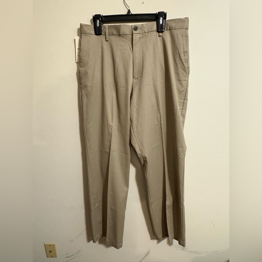 Dockers Pants Men's Size 34 X 32 Relaxed Fit Comfort Khaki Pants‎ tan color NWT